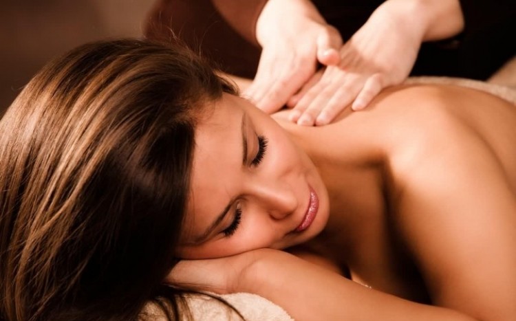 Zadowolona kobieta podczas masażu