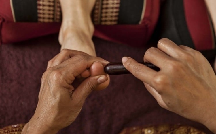 masaż stóp w tajskim salonie masażu