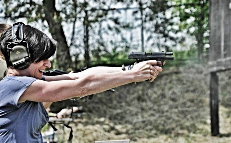 Kobieta strzelająca z pistoletu