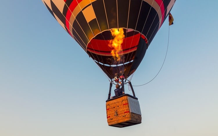 balon na gorące powietrze w czasie lotu