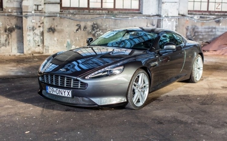 Srebrny Aston Martin.