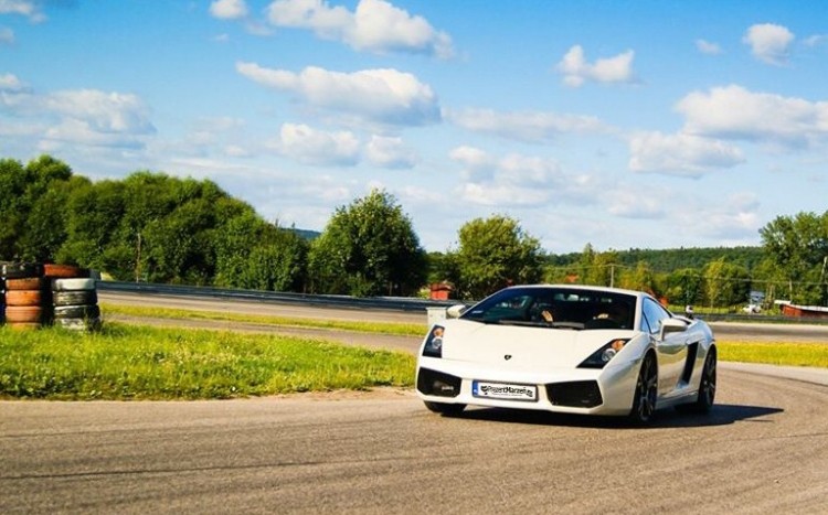 Lamborghini podczas jazdy na torze