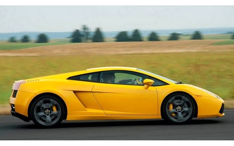 Żółte Lamborghini Gallardo podczas jazdy na torze wyścigowym