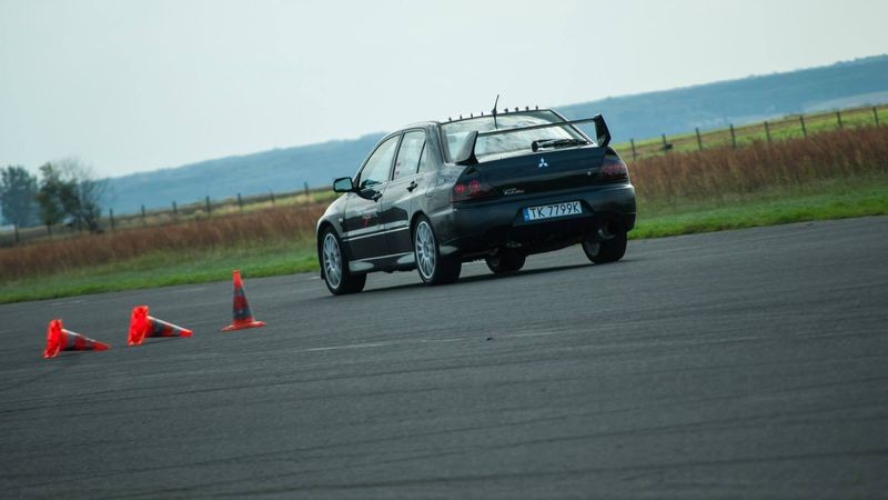 Subaru STI vs Mitsubishi Lancer EVO pojedynek tytanów