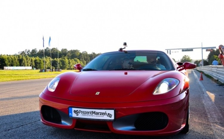 Widok na przód Ferrari F430 z logo PrezentMarzeń