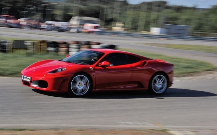 Dynamiczne Ferrari F430 podczas jazdy na torze