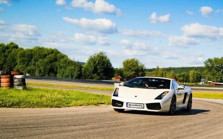 Białe Lamborghini Gallardo podczas jazdy na torze wyścigowym