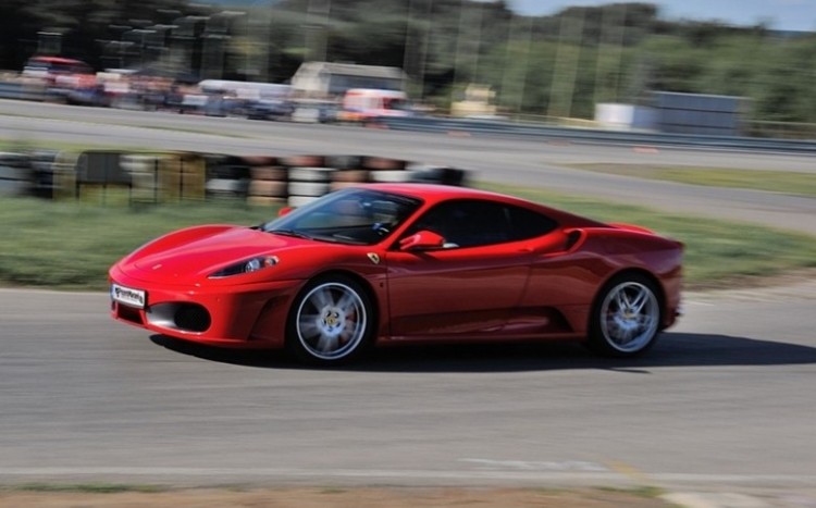 Ferrari podczas pokonywania zakrętu na torze