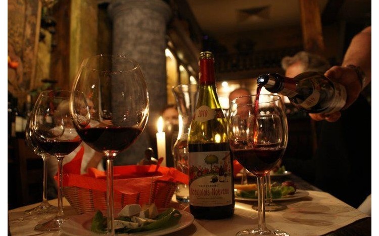 Kilka kieliszków czerwonego wina na stole