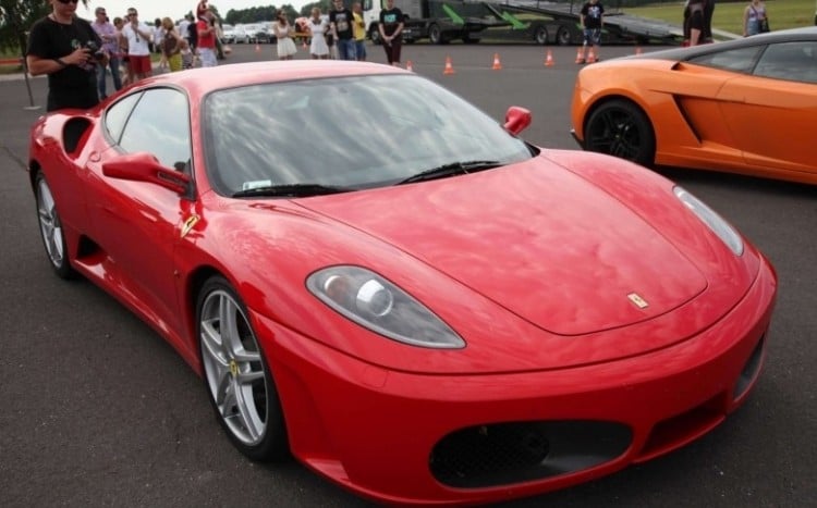 Ferrari F430 bokiem, w tle Nissan i Lamborghini