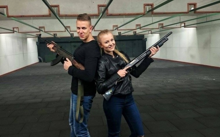 Chłopak i dziewczyna z broniami w ręce na strzelnicy