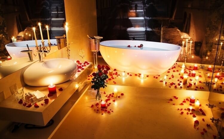 świece i płatki róż w łazience hotelu alter