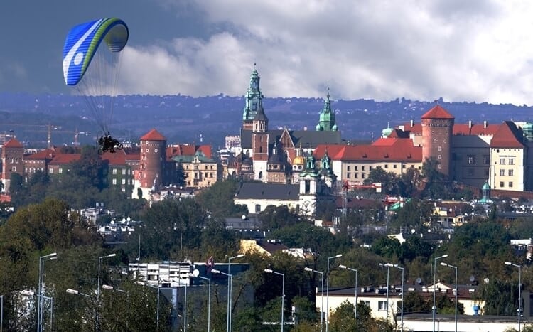 Lot motoparolotnią na tle Wawelu w Krakowie