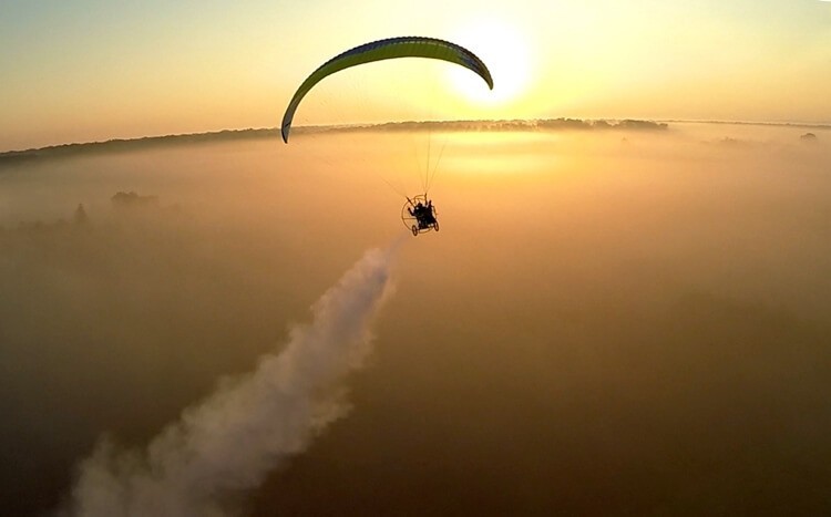 lot motoparalotnią nad chmurami