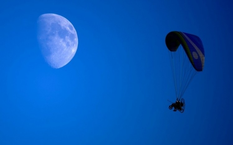 motoparalotnia i księżyc na tle nieba