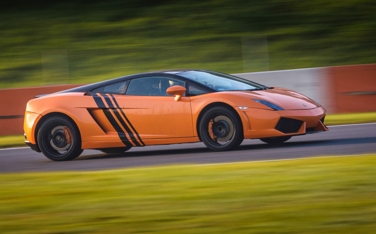 Lamborghini podczas jazdy na mokrej nawierzchni