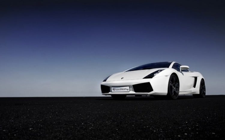 Widok ma przód białego Lamborghini