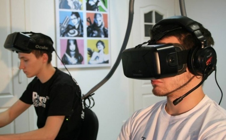 mężczyzna w salonie wirtualnej rzeczywistości