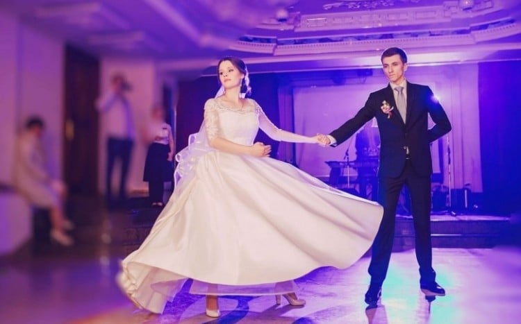pierwszy taniec pary młodej na weselu