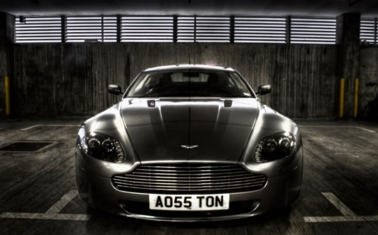 Czarny profil Astona