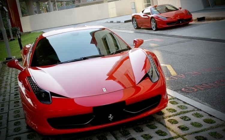Dwa modele Ferrari zaparkowane obok siebie