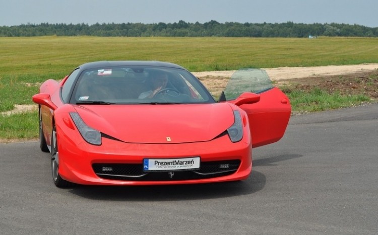 Ferrari Italia z uchylonymi drzwiami kierowcy
