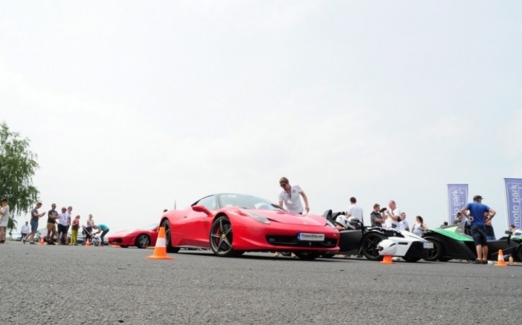 Widok na Ferrari podczas eventu motoryzacyjnego