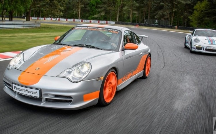 Srebrne Porsche z pomarańczowymi dodatkami