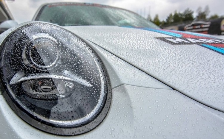 Szare Porsche z tablicą rejestracyjną z logo prezent marzeń