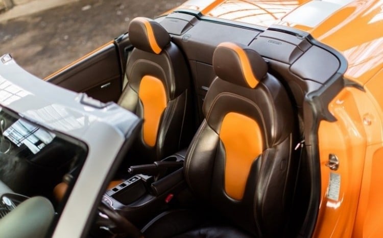 Pomarańczowe Audi coupe