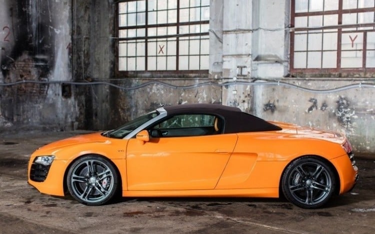 Pomarańczowe Audi, widok przodem