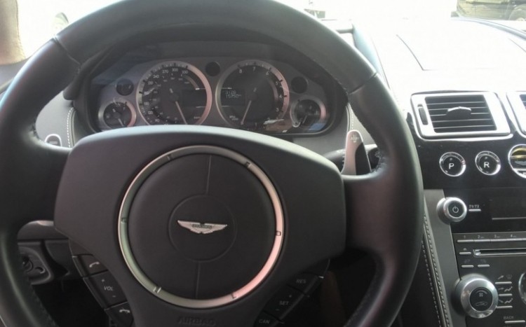 Wnętrze Aston Martina DB9.