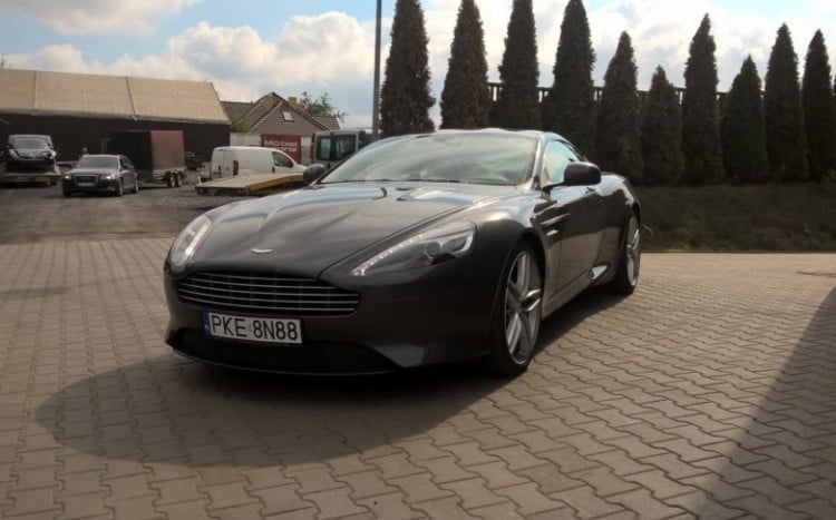 Aston Martin stojący na parkingu.