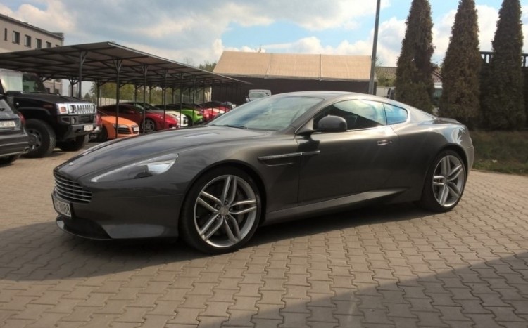 Aston Martin na parkingu