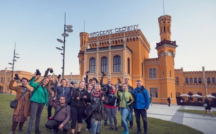 grupa kursantów stoi przed dworcem kolejowym we Wrocławiu