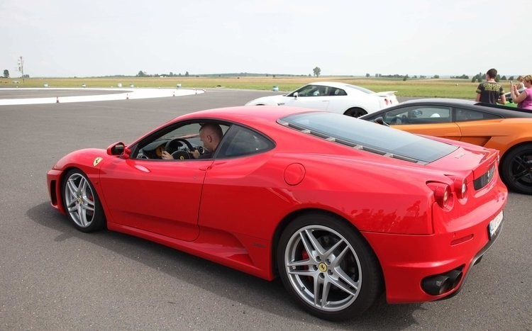 Ferrari o mocy 490 KM widziane tyłem