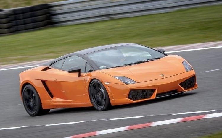 Pomarańczowe Lamborghini na torze