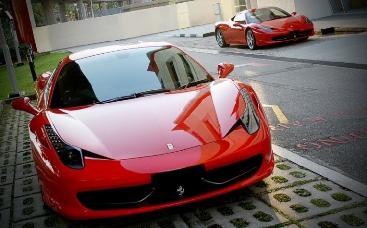 Lśniący przód czerwonego Ferrari