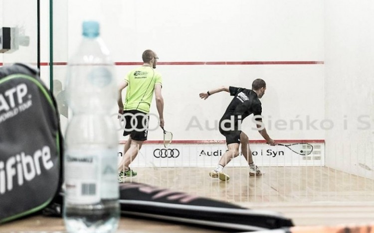 Mężczyźni grają w squasha
