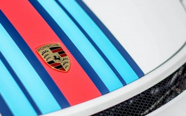 Zbliżenie na logo marki Porsche