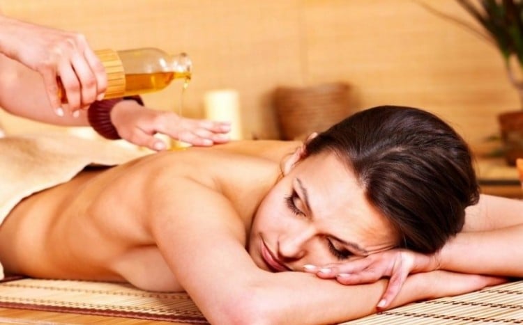 nawilżanie ciała olejkiem do masażu