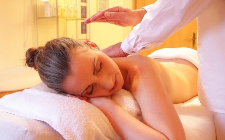 zrelaksowana klientka podczas masażu