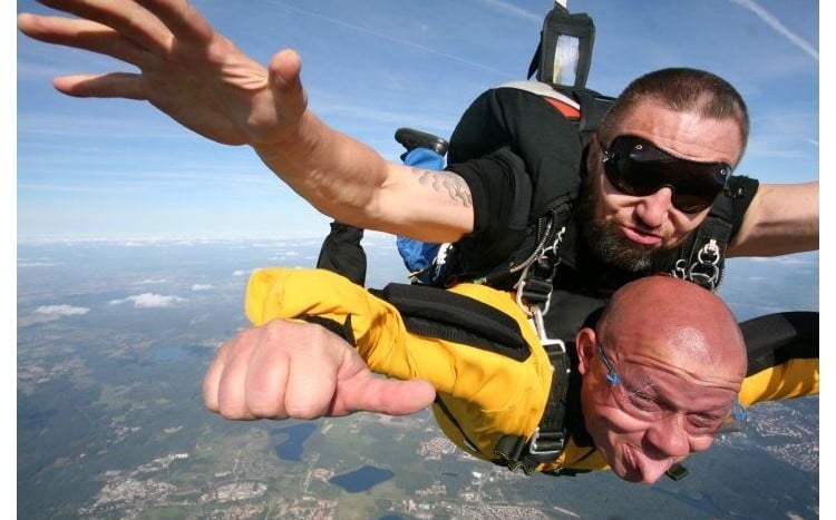 Dwóch mężczyzn skacze ze spadochronem