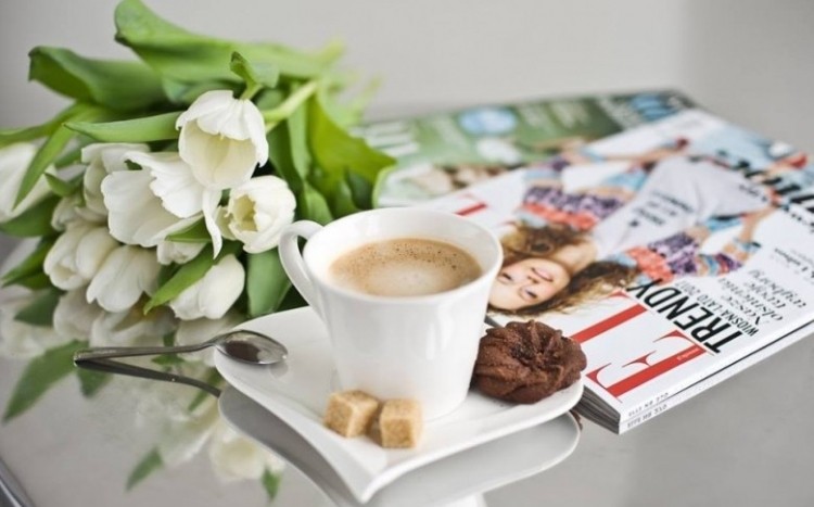 kawa, kwiaty, czasopisma