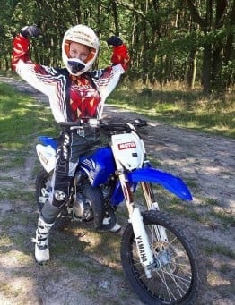 Jazda motocross na torze – Sękocin Stary
 Wariant-dla dzieci Opcje dodatkowe-wynajem motocykla oraz ubioru ochronnego