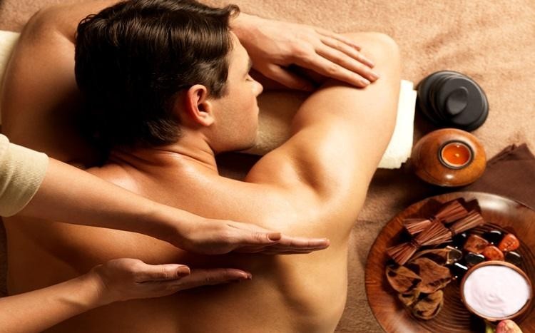 zrelaksowany mężczna w czasie masażu