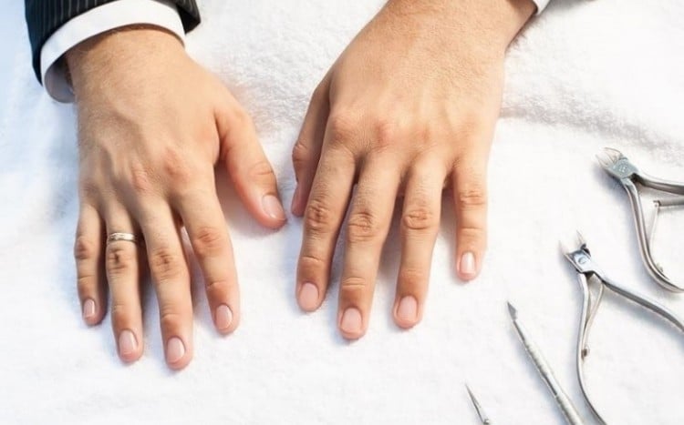 Męskie dłonie i sprzęt do manicure