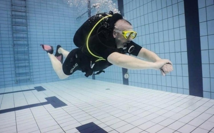 mężczyzna nurkujący w basenie
