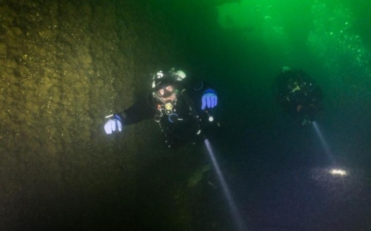 nurek głęboko pod wodą