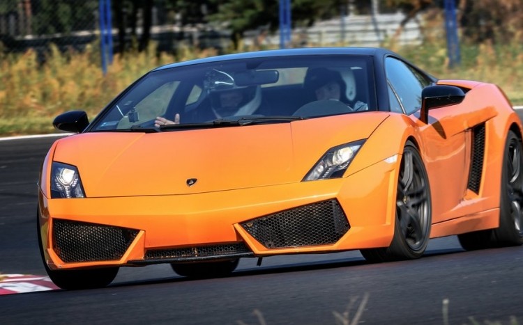 Pomarańczowe Lamborghini Gallardo podczas jazdy na torze